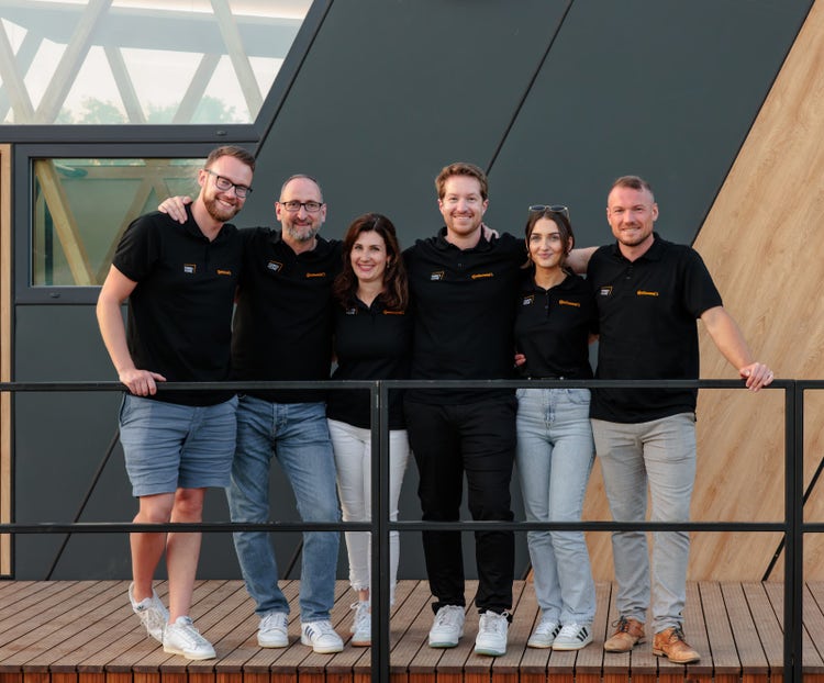 Ein Bild des Teams, welches hinter dem ContiHome Tiny House steckt, bestehend aus zwei Frauen und vier Männern.