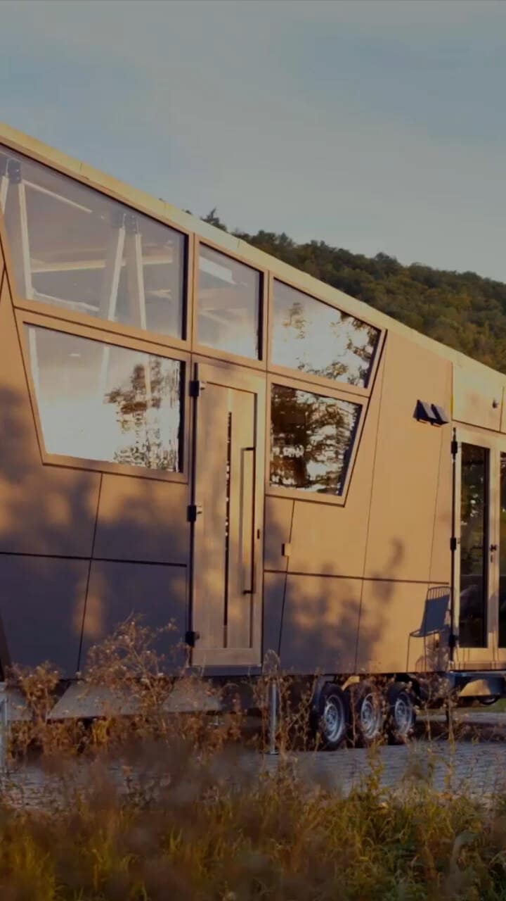 Eine Nahansicht des Eingangsbereich des ContiHome Premium Tiny House im sanften Licht eines Sonnenuntergangs.