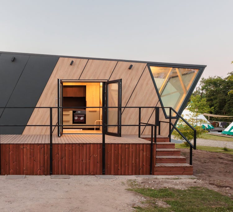 Seitenansicht des ContiHome Premium Tiny Home im sanften Licht eines Sonnenuntergangs.