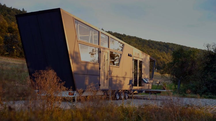 Eine Ansicht der Vorderseite des ContiHome Premium Tiny House im sanften Licht eines Sonnenuntergangs.